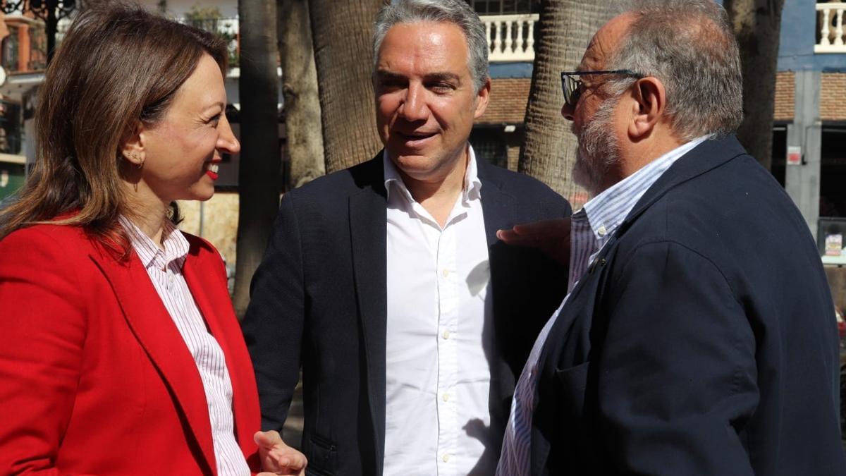 Elías Bendodo, en el centro, con Patricia Navarro y el alcalde de Alhaurín de la Torre, Joaquín Vilanova.