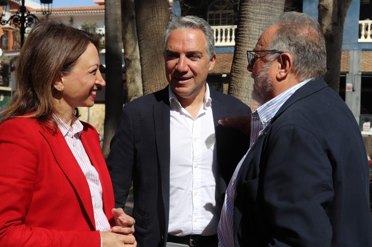 Elías Bendodo, en el centro, con Patricia Navarro y el alcalde de Alhaurín de la Torre, Joaquín Vilanova.