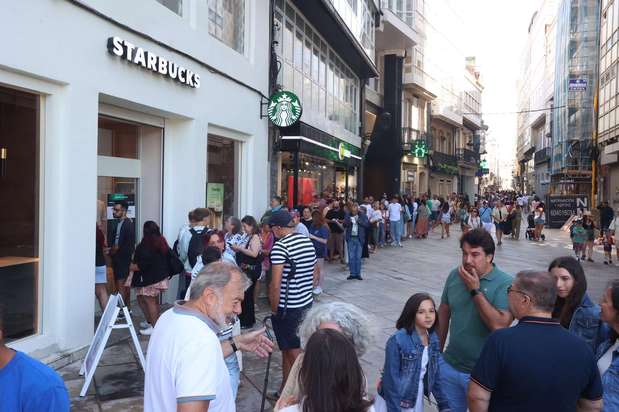 Inauguración del nuevo Starbucks en la calle Real