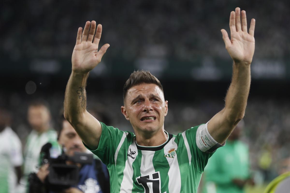 SEVILLA, 04/06/2023.- El delantero del Betis, Joaquín Sánchez, emocionado en su último encuentro como jugador profesional durante el partido correspondiente a la última jornada de Liga que disputan hoy domingo frente al Valencia en el estadio Benito Villamarín, en Sevilla. EFE/José Manuel Vidal.