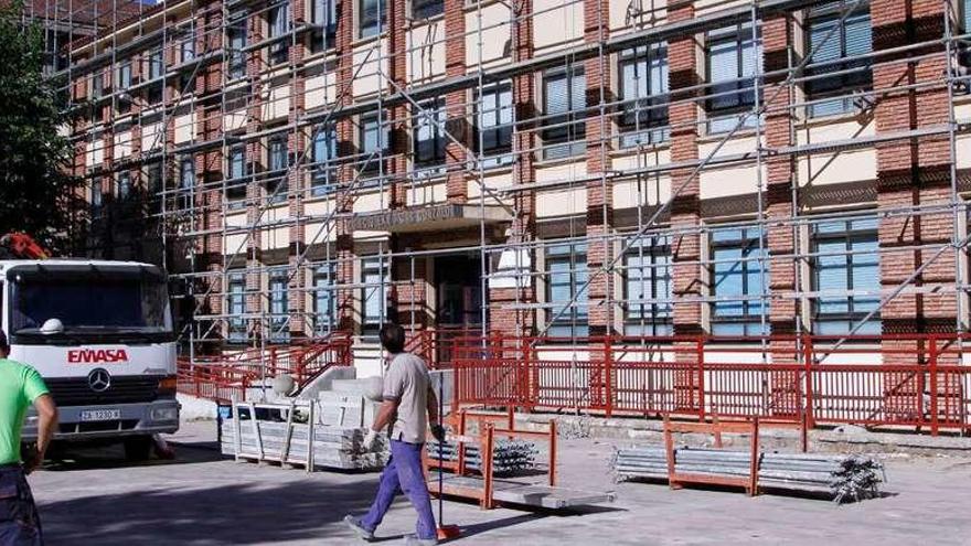 Operarios trabajan en las obras del colegio Arias Gonzalo de la capital.