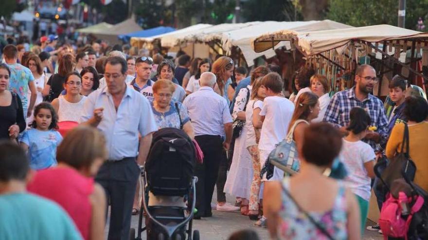 La cita congregó a multitud de visitantes con la caída de la tarde. // Bernabé/Gutier