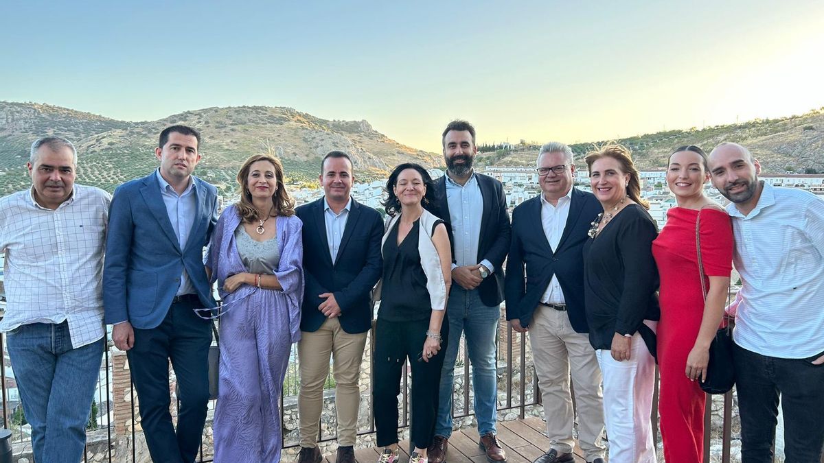 Comitiva socialista que visitó el castillo de Luque.