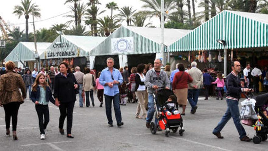Muchos ilicitanos pasaron ayer por el recinto ferial instalado en el aparcamiento de Candalix para disfrutar de la Feria Andaluza.