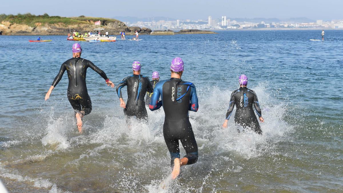 400 nadadores en la Travesía Costa Oleiros