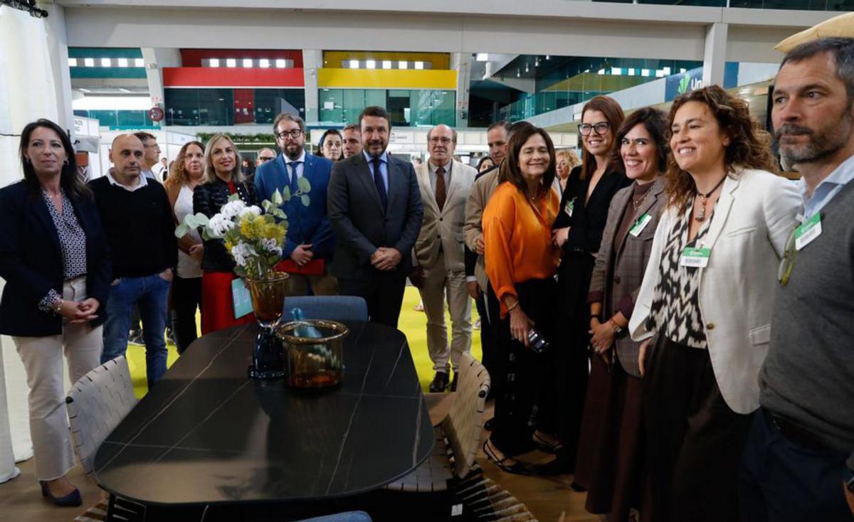 Un momento de la visita institucional al salón.