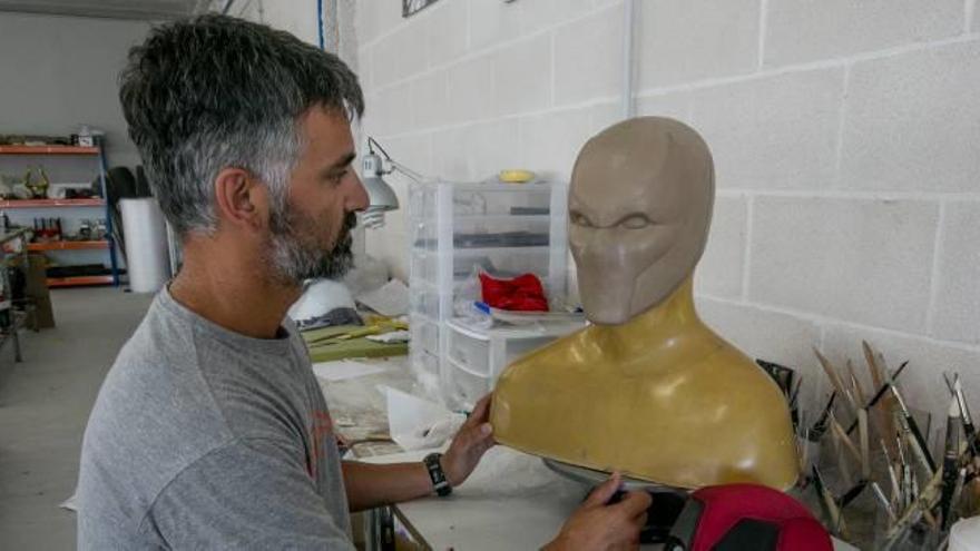 José Mojica trabajando en una de sus máscaras en su taller en el polígono de Carrús.