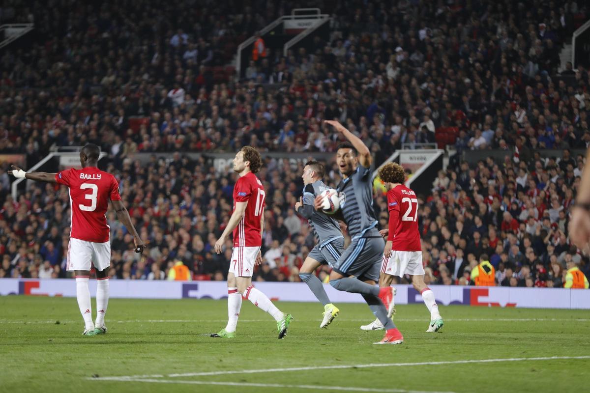 Gustavo Cabral alenta al celtismo tras el gol de Roncaglia en Old Trafford