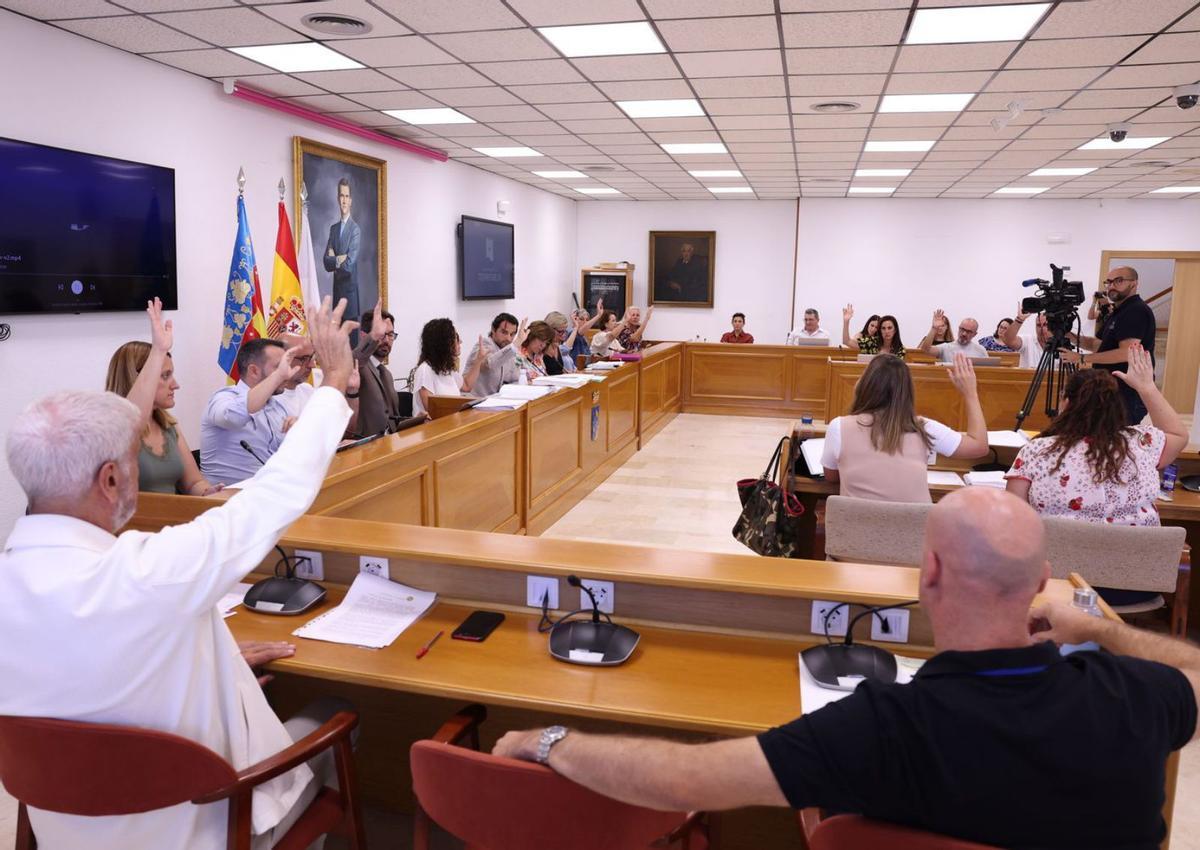Pleno ordinario de septiembre celebrado ayer en el Ayuntamiento de Torrevieja.  | JOAQUÍN CARRIÓN