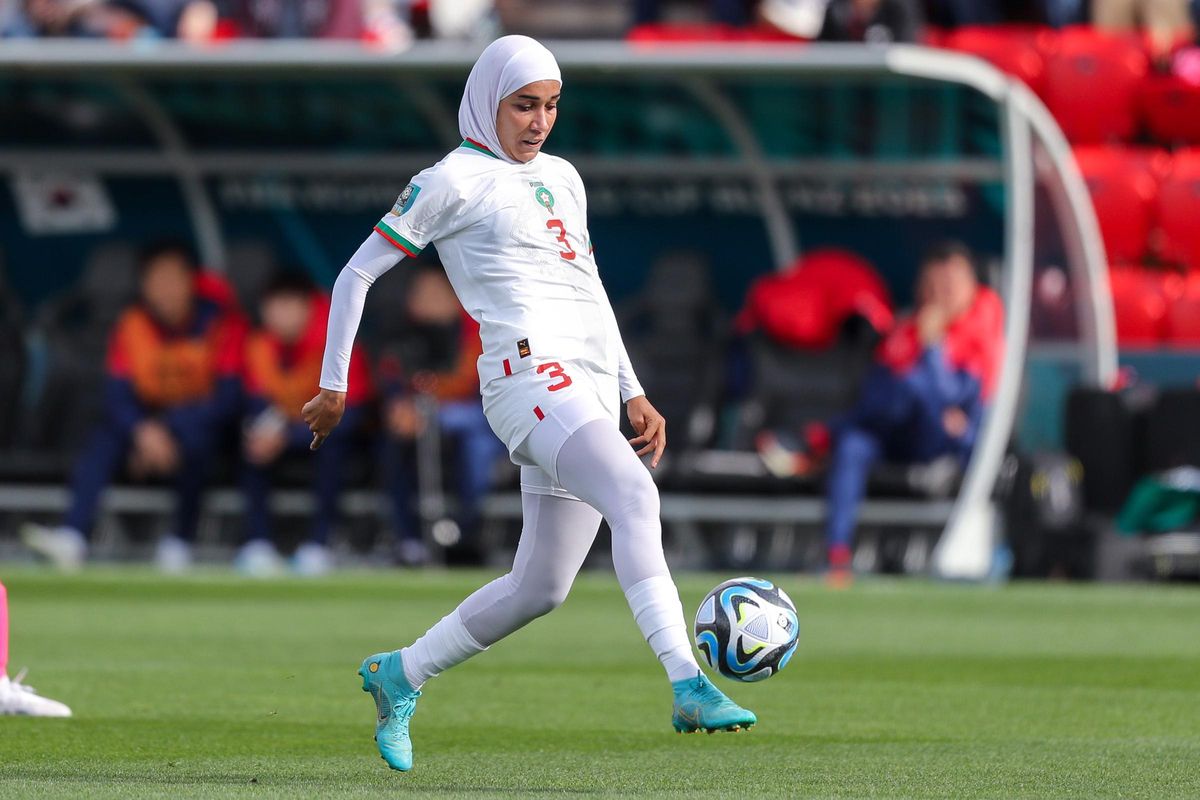 El hijab irromp al Mundial després que la FIFA n’aixequés la prohibició: Nouhaila Benzina és la primera a portar-lo
