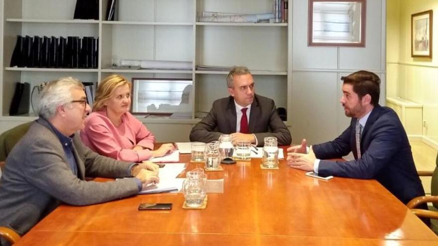 Reunión de los miembros socialistas con el Secretario General de Infraestructuras, Javier Izquierdo.