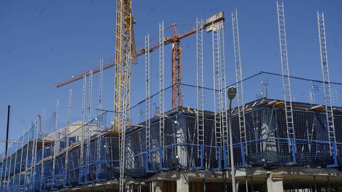 Habitatges en construcció a Girona.