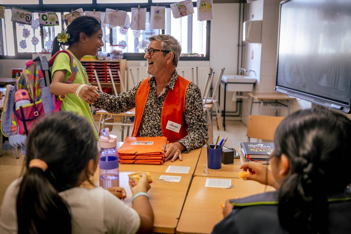 Barcelona 13/05/2026 Sociedad. Voluntariado sénior en la Escola Màrius Torres,donde se dan clases a niños y niñas vulnerables. Arnau Sallent,un sénior dando clases de lectura y matemáticas. AUTOR: JORDI OTIX