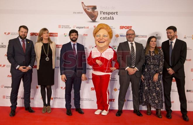 La Capgrossa no faltó a su cita con la Festa de l¿Esport Català y pasó por el photocall junto a los representantes de la entidad de loterias catalanas siendo la nota divertida del acto.