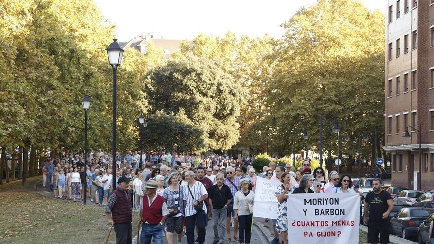 Cerca de medio millar de vecinos de La Calzada salen a la calle para "exigir la verdad" sobre el traslado del Albergue Covadonga de Gijón