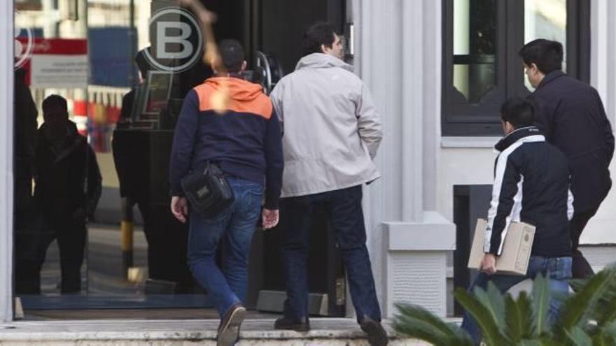 Agentes de la UDEF durante el registro a las oficinas.