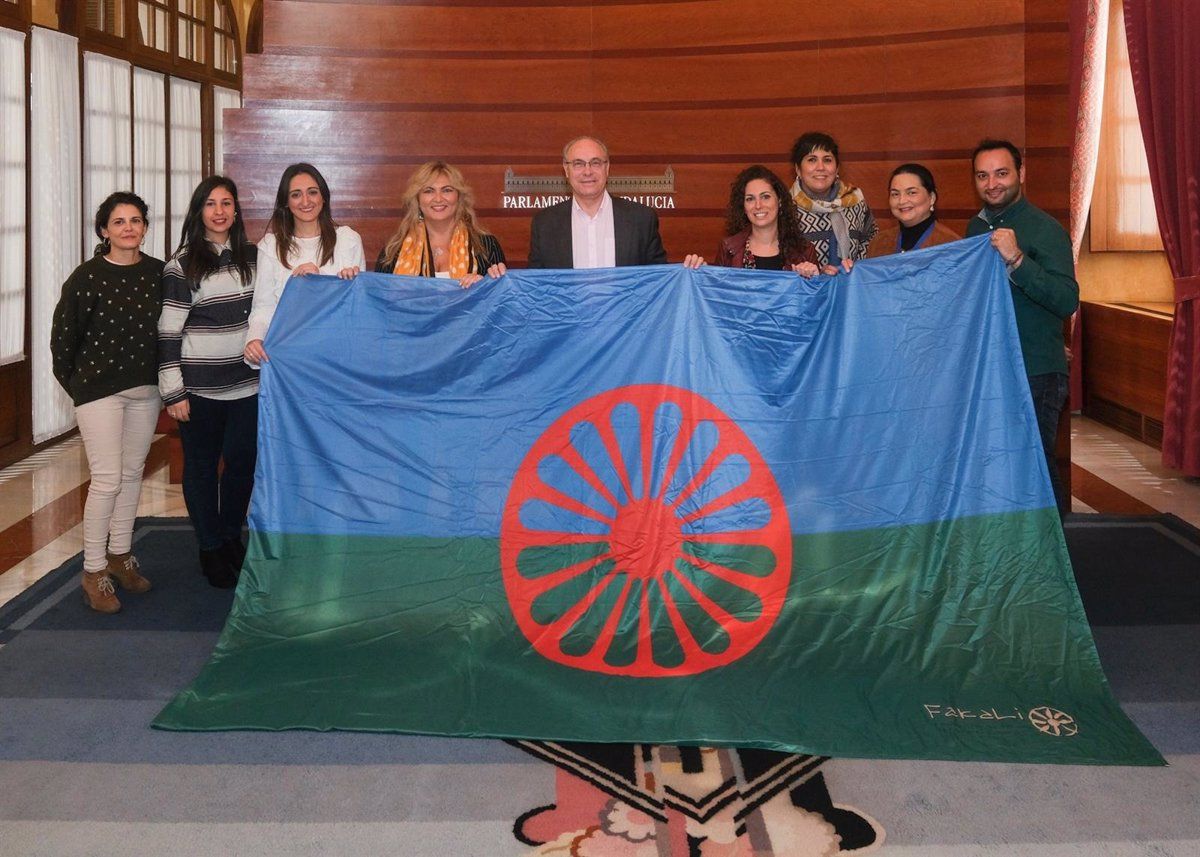 La bandera del pueblo gitano en el Parlamento de Andalucia