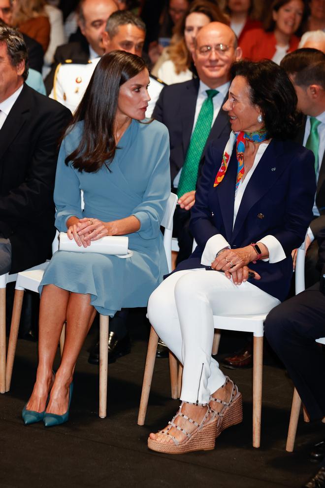 La reina Letizia y Ana Patricia Botín en el evento 'Euros de tu nómina' del Banco Santander