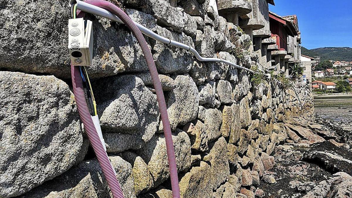 Algunos de los tubos de cable eléctricos existentes en la fachada marítima de Combarro.