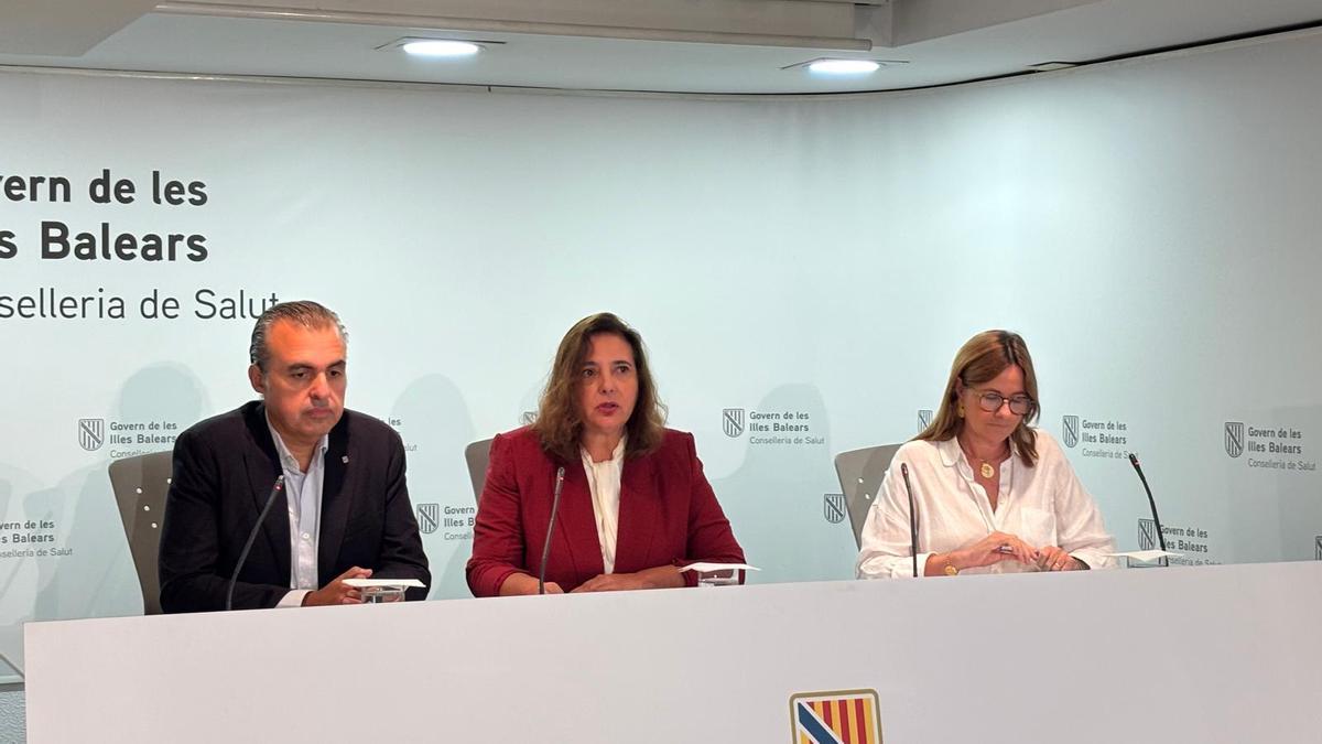 la consellera de Salud, Manuela García,   junto al conseller de Educación y Universidades, Antoni Vera, y la directora general de Salud Pública, Elena Esteban,