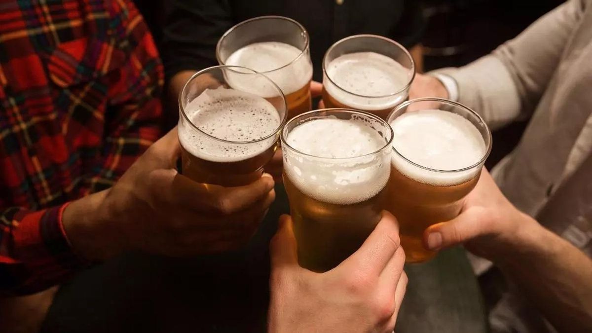 Amigos brindando con cerveza