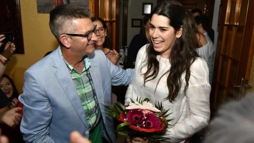 Gema recibe un ramo de flores de manos del presidente López durante el nombramiento de ayer.