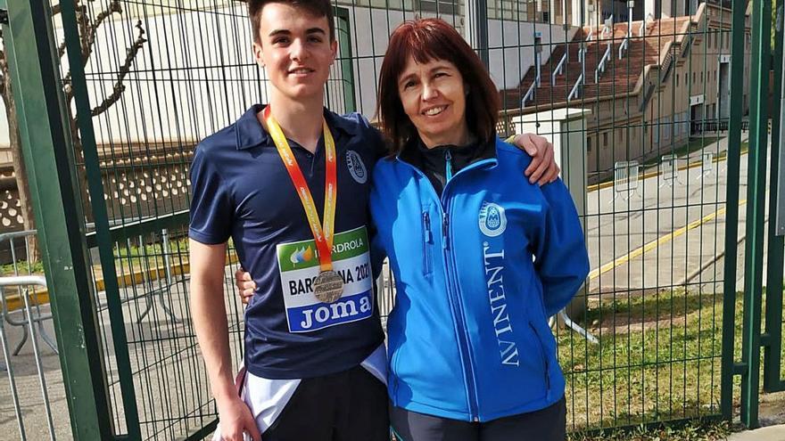 Jan Díaz, David Pérez i Carla Bisbal es pengen la plata estatal sub-18