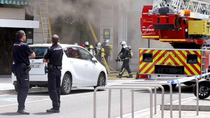 Una mujer resulta intoxicada  tras el incendio de un bar en el centro de Valladolid