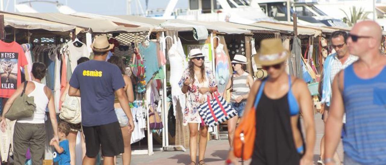 Turistas en el mercadillo de la Savina el pasado verano. | D.I.