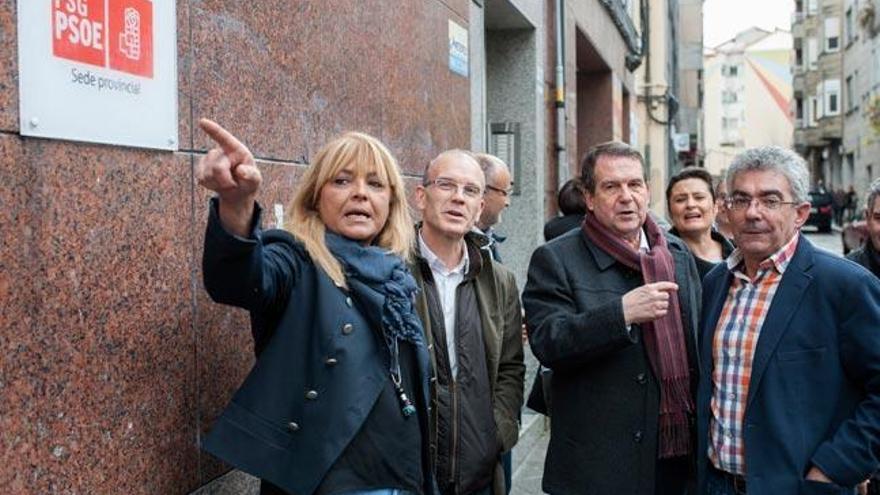 Abel Caballero esta tarde con los cargos locales del partido ante la sede del PSOE en Ourense // Brais Lorenzo