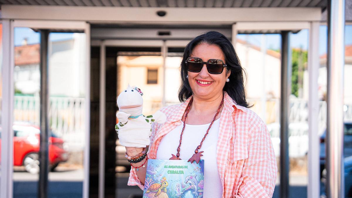 La marioneta Coralita acompaña a niños con enfermedades raras o con cáncer en una búsqueda del tesoro en la isla de Tambo