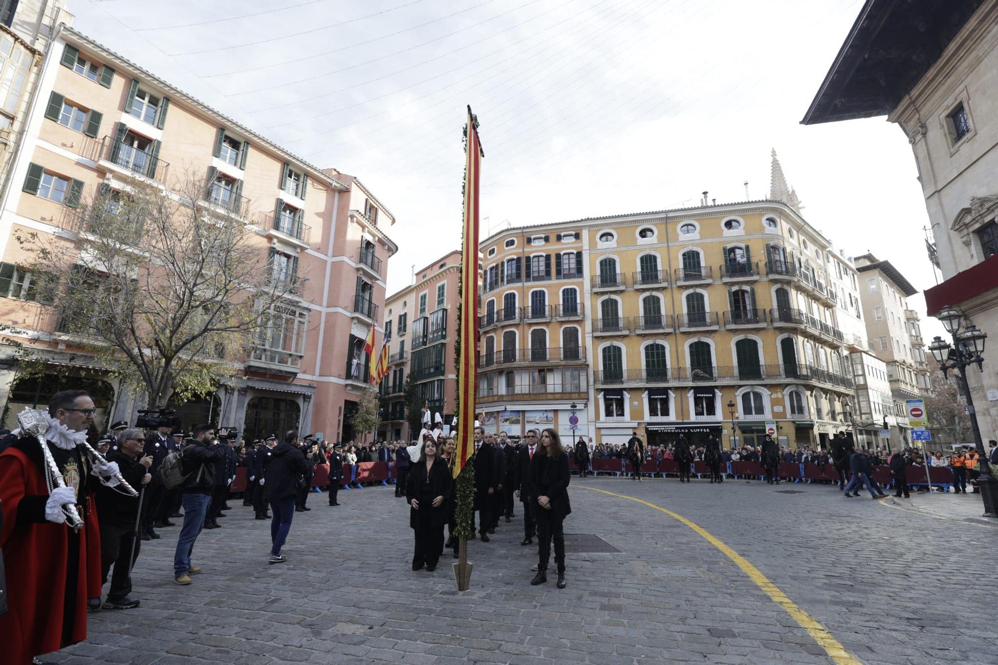 La plaza de Cort de Palma luce ya el estandarte del Rei en Jaume y la Cimera del Rei Martí