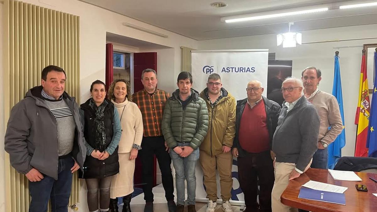 Los integrantes de la nueva junta con Beatriz Llaneza, José Manuel Rodríguez y Salvador Méndez.