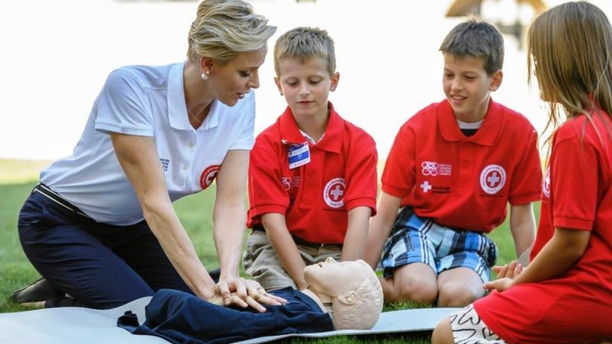 Charlène de Mónaco enseña primeros auxilios a un grupo de niños