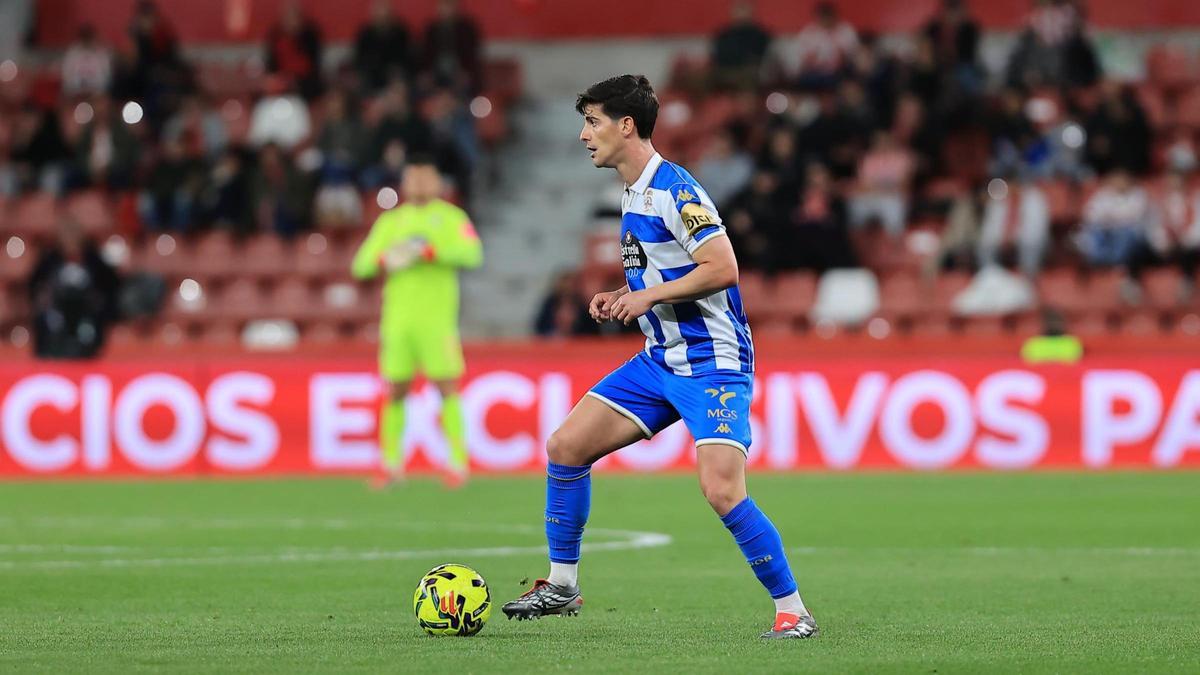Riki trabaja al margen antes de la jornada de descanso del Deportivo