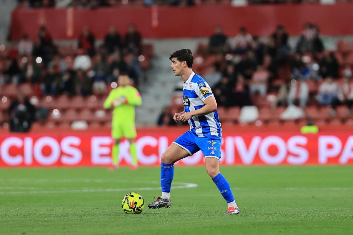 Riki Rodríguez conduce el balón en el partido del Deportivo contra el Sporting en El Molinón.