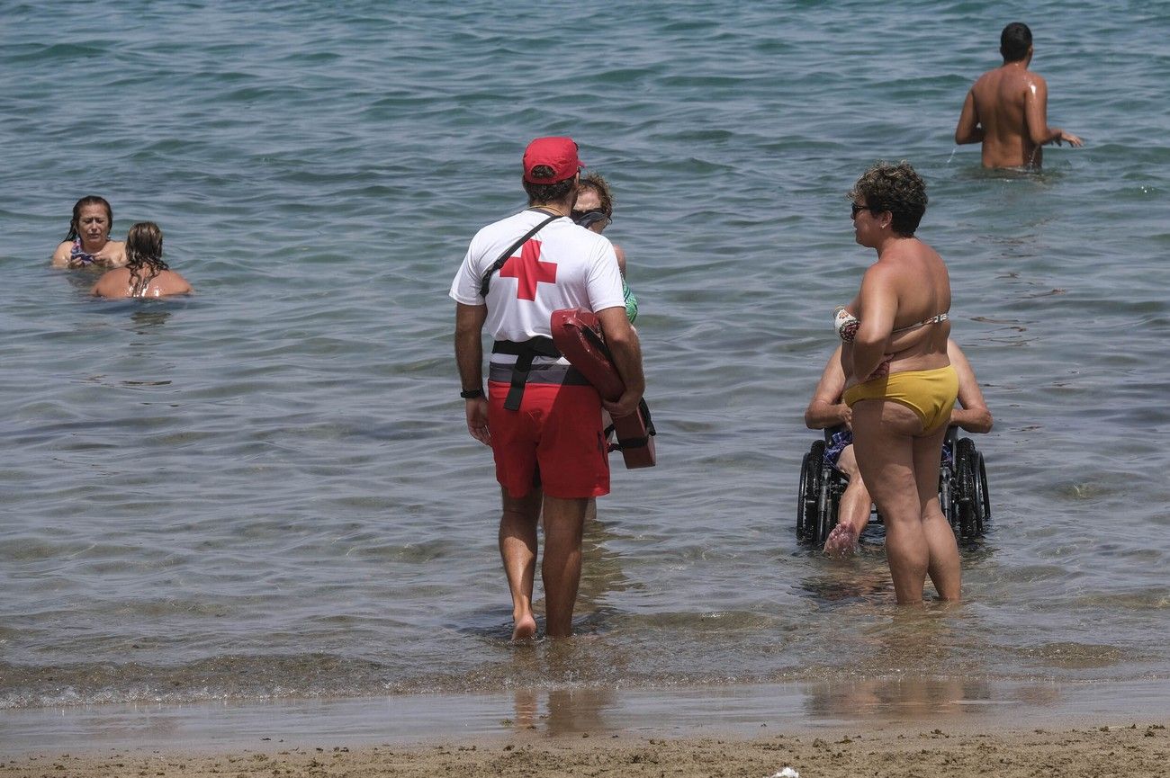 Talleres sobre seguridad acuática y prevención de riesgos en playas, en Las Canteras
