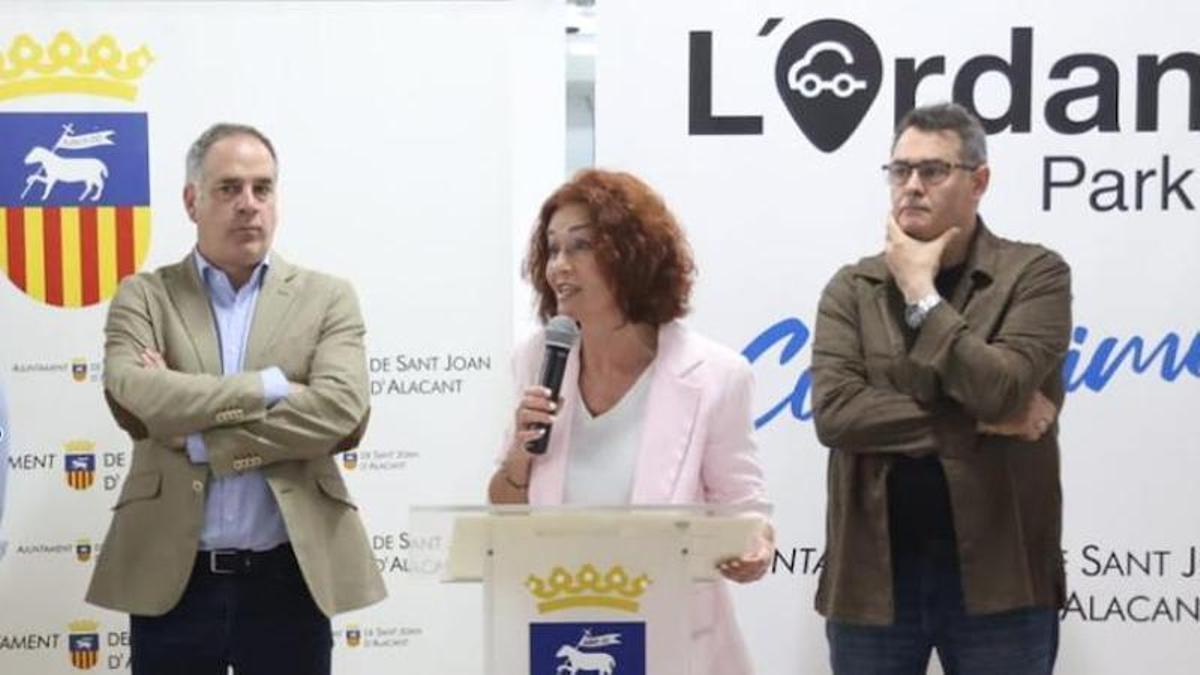 La número 2 en la lista del PP, Charo Tomás, entre el alcaldable Santiago Román y el nuevo fichaje Manuel Nieto, en la inauguración del parking de la Ordana.