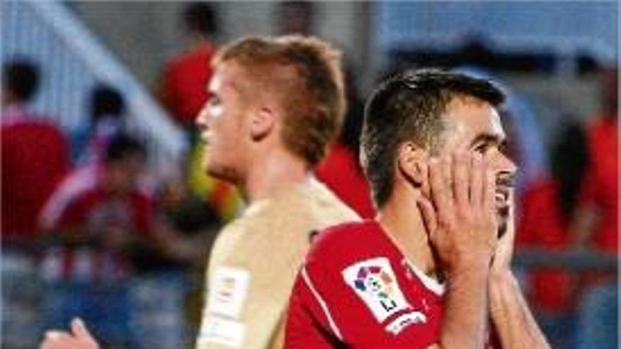 Felipe, lamentant-se en el Girona-Almeria del &quot;play off&quot; d&#039;ascens.