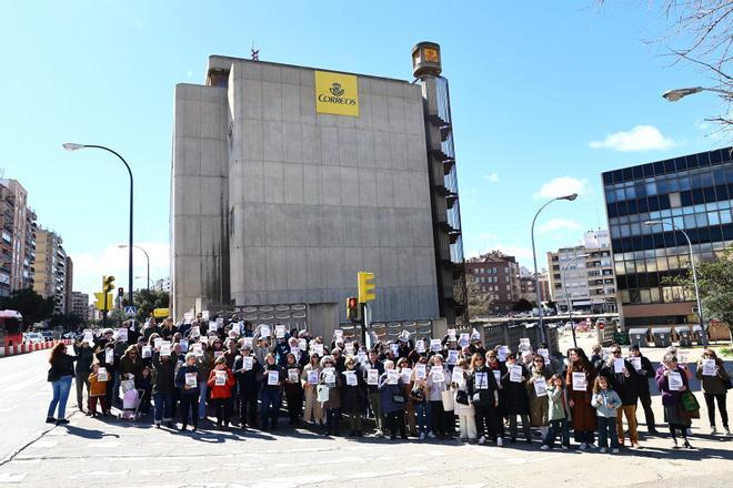 En imágenes | Un abrazo simbólico 'protege' al antiguo edificio de Correos de Zaragoza