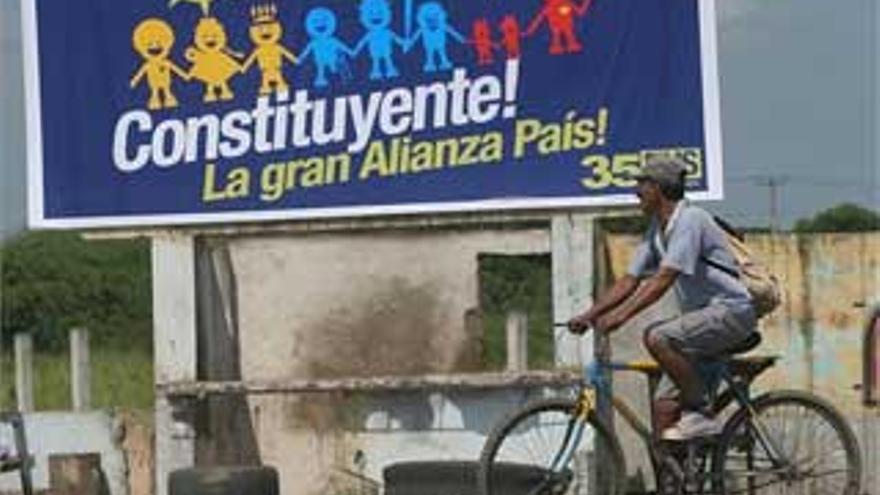 Más de 9 millones de ecuatorianos decidirán hoy si reforman su Constitución