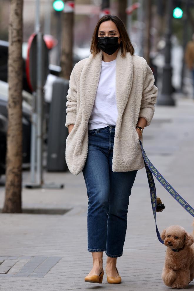 Tamara Falcó con vaqueros, camiseta básica y zapatos de tacón