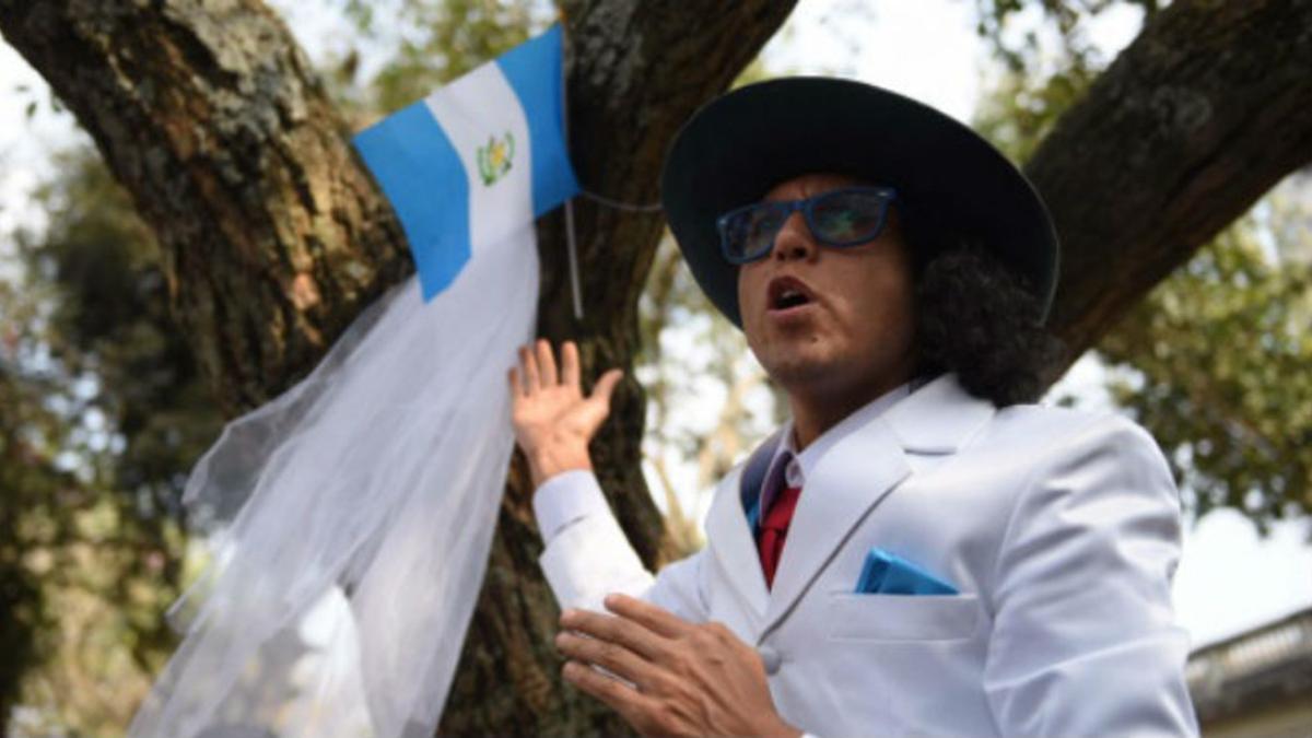 El artista Richard Torres se 'casa' con un árbol en Guatemala.