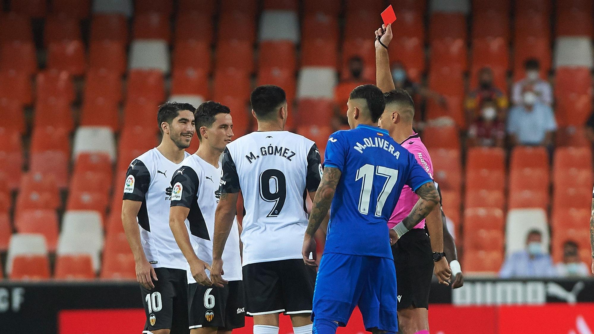 Hugo Guillamón ve la roja durante el Valencia-Getafe que estrenó la Liga 2021-22.