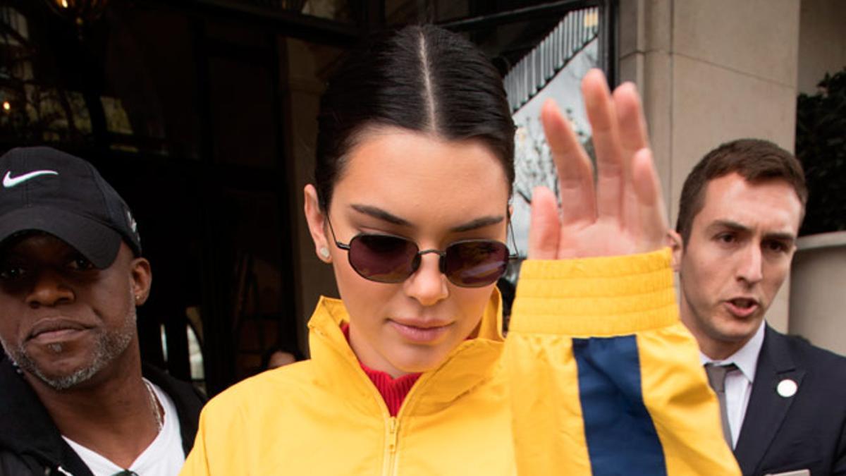 Kendall Jenner recupera una chaqueta de chándal ochentera en París