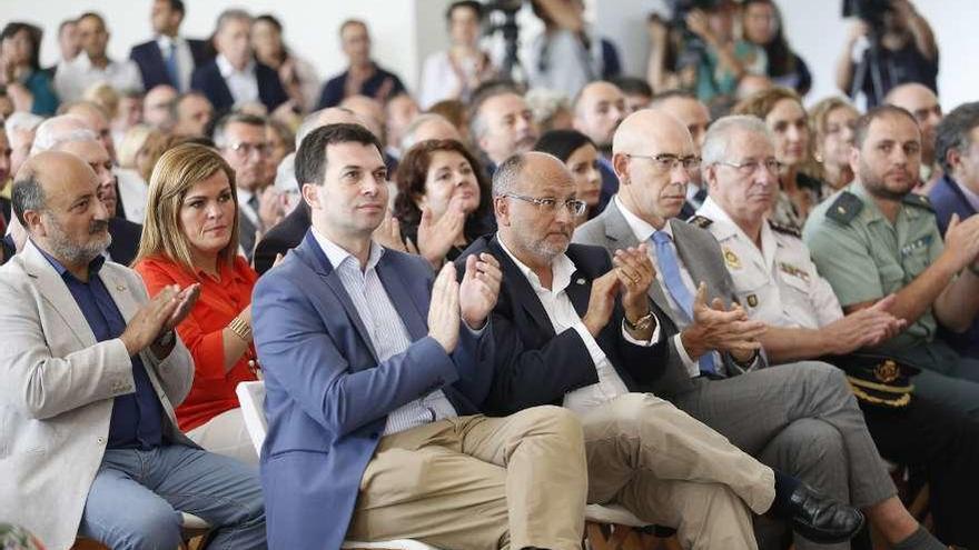 Gonzalo Caballero, secretario xeral del PSdeG, y Abel Losada, secretario local, se sentaron juntos. // R.G.