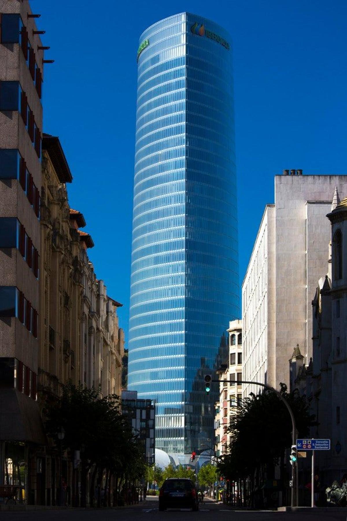 El moderno edificio Iberdrola, situado en el centro de la arquitectura de Bilbao.