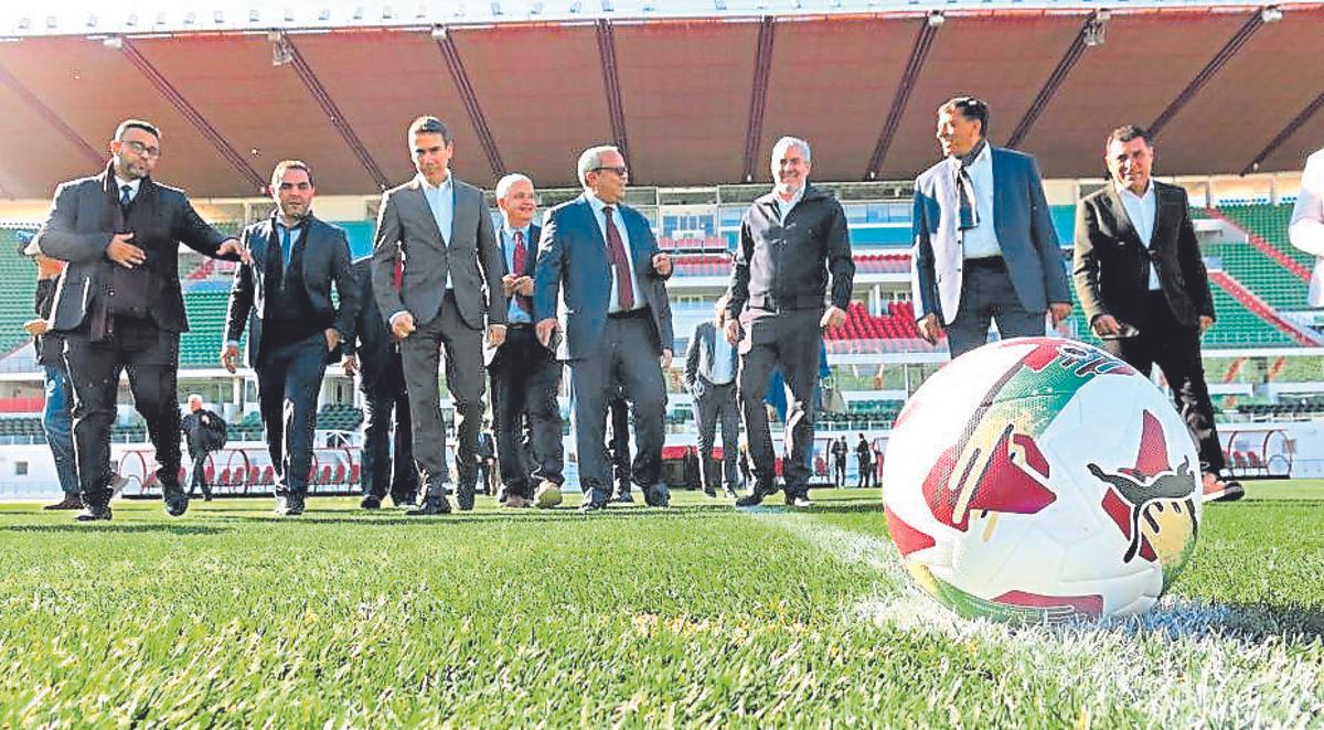 Autoridades locales y canarias, ayer en una de las sedes del Mundial.