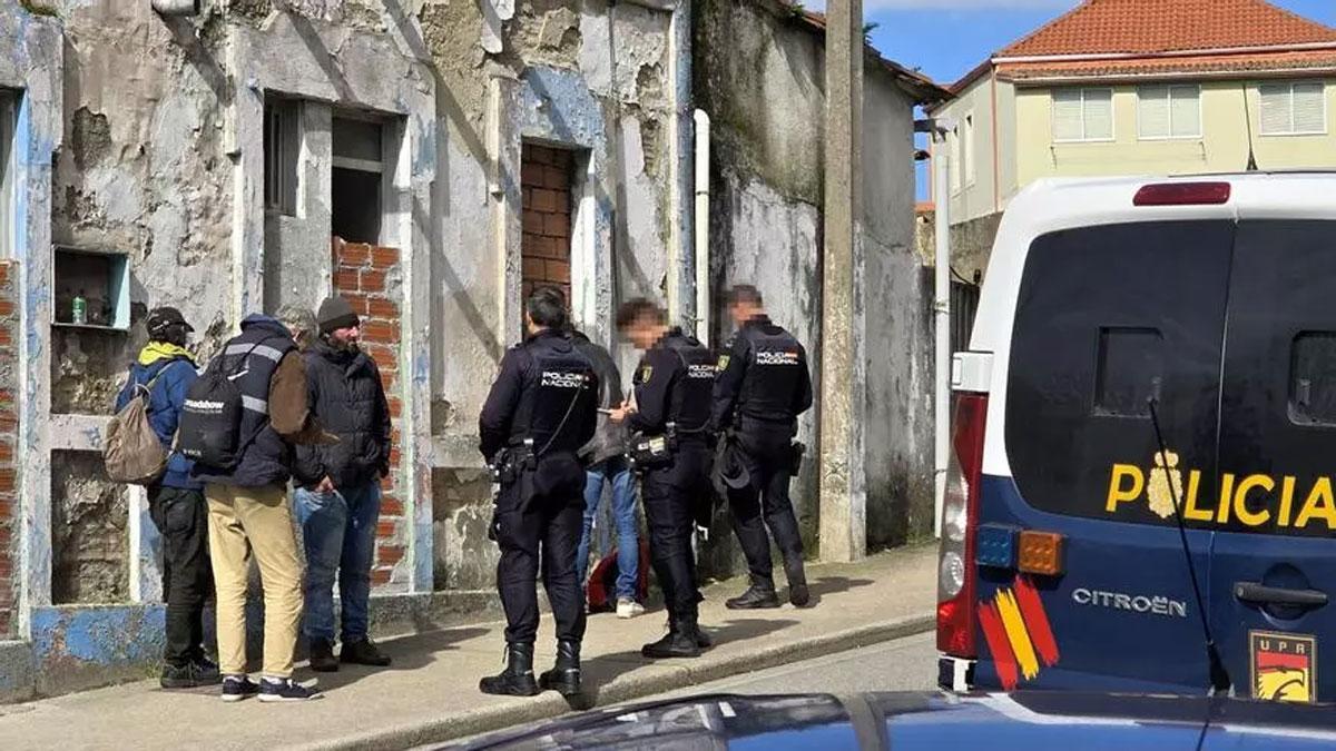 Cacheos a un grupo de okupas que residen en una vivienda abandonada en Vigo.