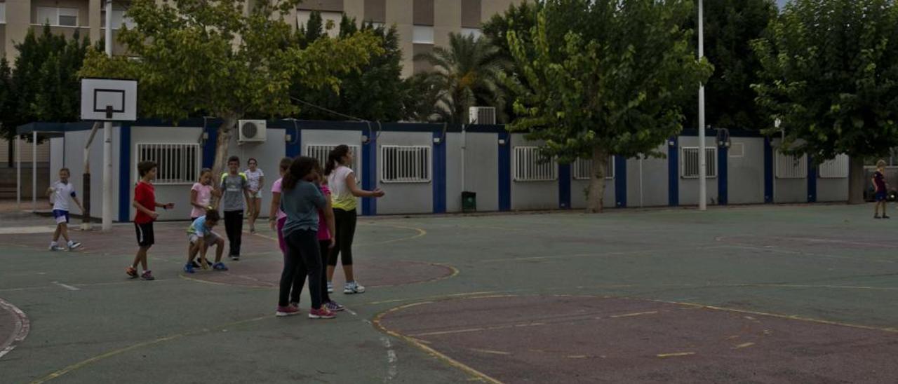 Las aulas prefabricadas del colegio Las Bayas que van a ser renovadas.